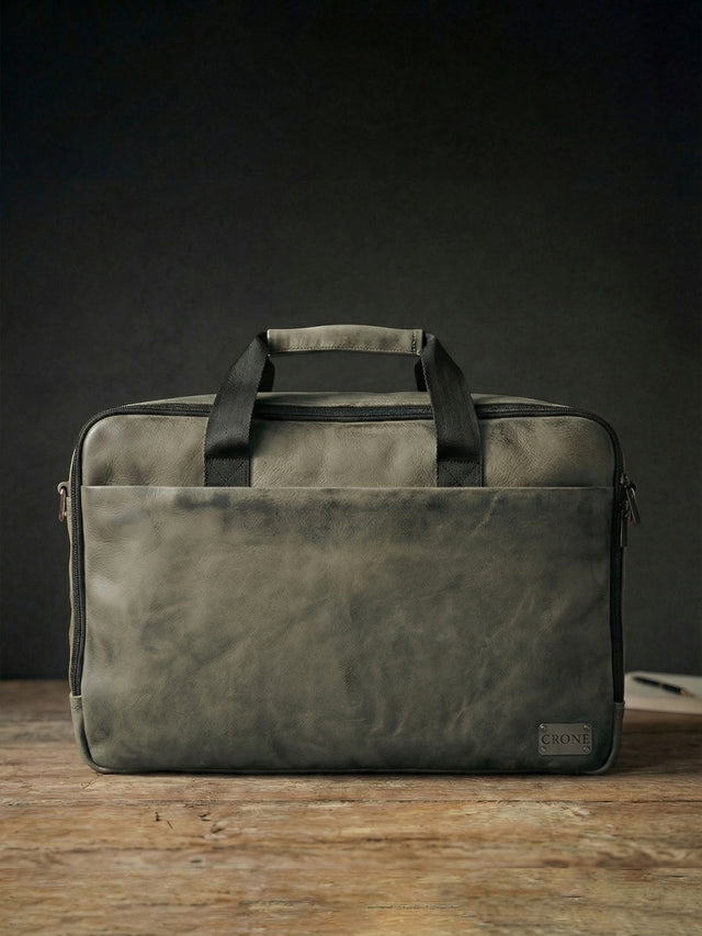 CRONE BERLIN Weekender aus Leder – Olive Green, Detailansicht