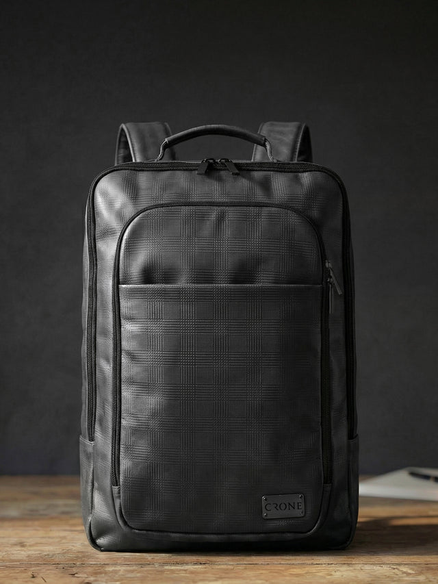 CRONE TOKYO Lederrucksack – Squared Black Monogramm, Detailansicht